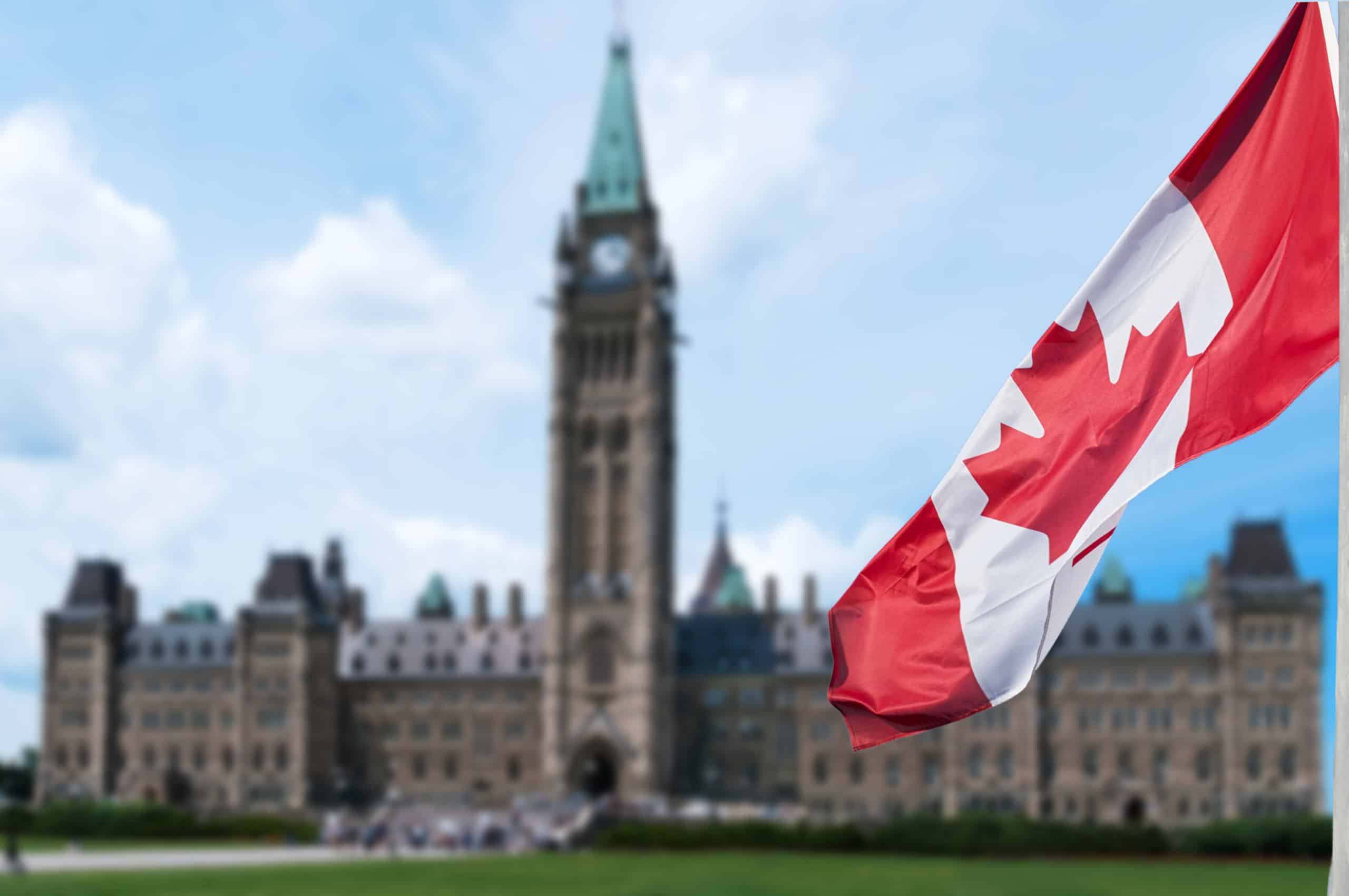 Le drapeau canadien devant le Parlement canadien