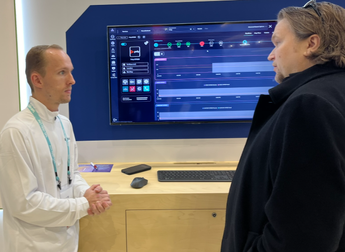 A customer gets one-on-one attention with a UC expert at ISE